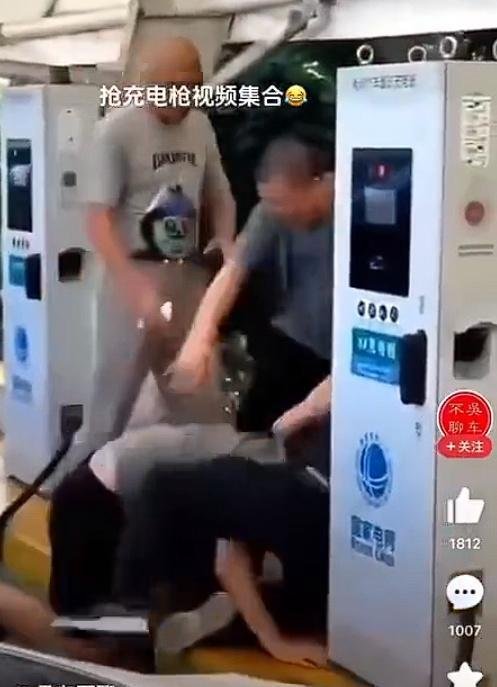 几十辆电车抢一个充电桩引热议；曝iPhone SE要用灵动岛