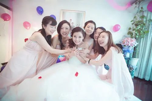 湖北一新郎被隔离,新娘独自举行婚礼,他们为何不推迟结婚?