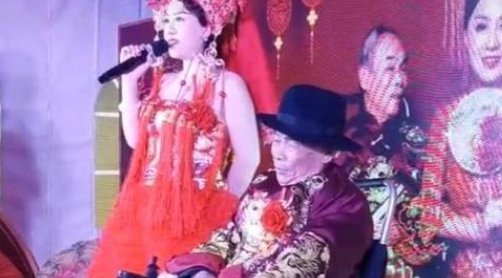 80岁老人坐轮椅迎娶42岁新娘,他们结婚是因为爱情,还是另有原因?
