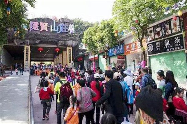 情侣吵架女子用板砖砸晕自己,女子的做法是否太过极端?