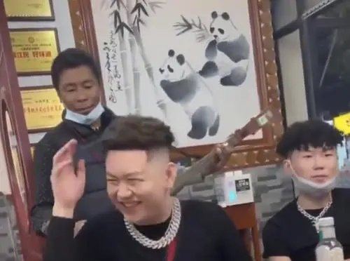 四川一说唱歌手用肘击恐吓卖艺大爷,他的道歉为何没有得到网友原谅?