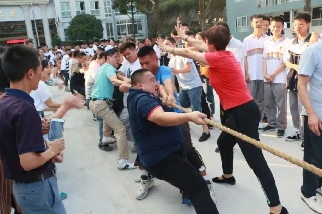初一学生拔河比赛,裁判老师被“原地弹飞”!这是幕什么样的场景?