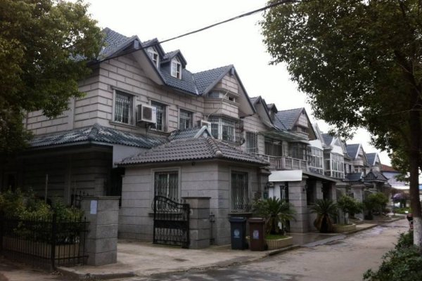 女子带娃私闯豪宅居住，被房主发现说付房费，房主该咋办？