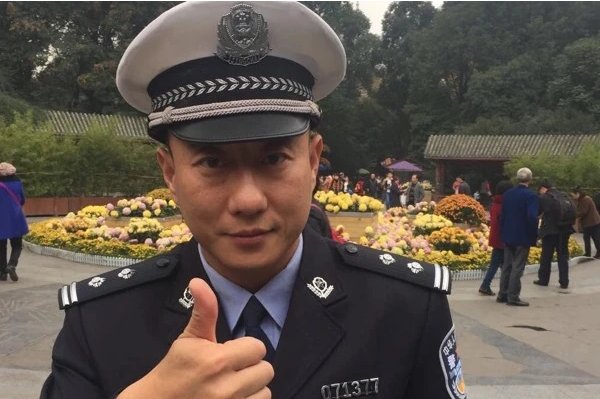 谭警官是真的警察吗
