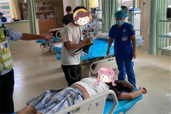 情侣吵架女子用板砖砸晕自己,女子的做法是否太过极端?
