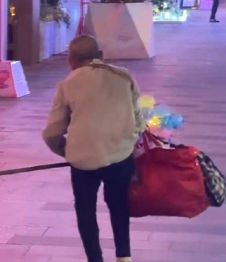 演员张馨予买老人气球,老人女儿发声