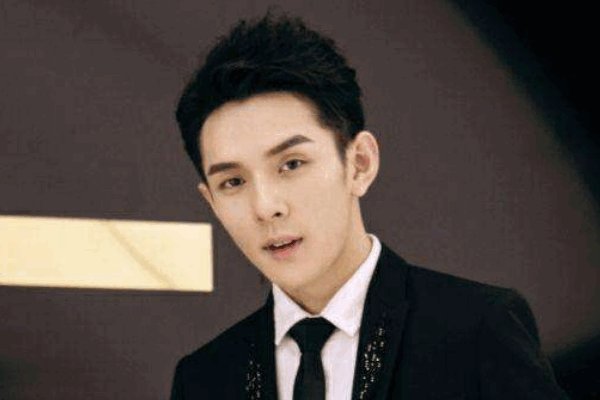 刘柏辛和李佳琦是兄妹,为何不同姓?