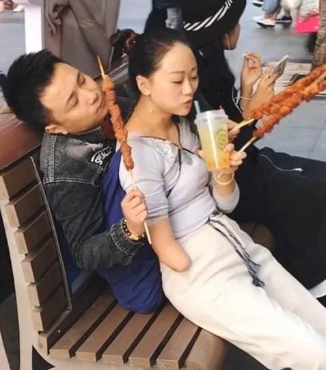 90后网红“连体”夫妻,看似真情流露,真相却让网友们怒了,为什么?