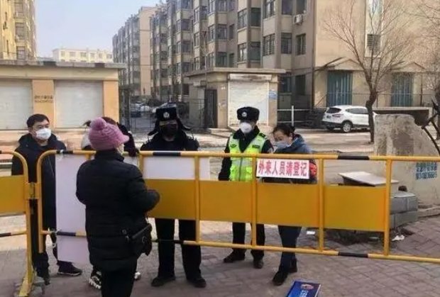 上海一女子割完双眼皮后小区被封,医生是如何来给其拆线的?