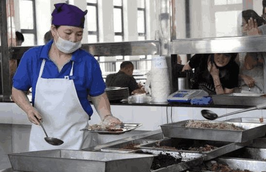 四川一学校食堂人员变黄码,烹饪专业学生挑大梁,你如何看待学生们的举动?