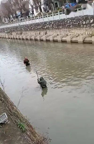 河道惊现大量现金,路人争相打捞,这是怎么一回事?