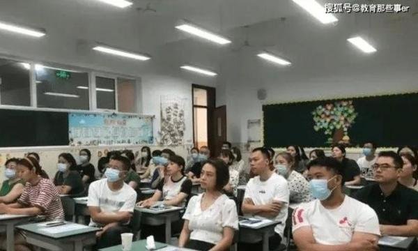 全班43人家长会只来了7位爸爸