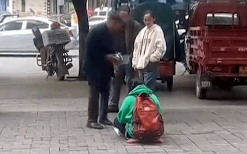 湖南一女子在路边乞讨6元早餐费半小时收300,捐钱的大多数是什么人?