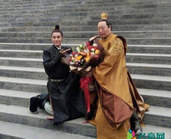 陈坤为倪大红庆生 倪大红被众人抱起相当开心