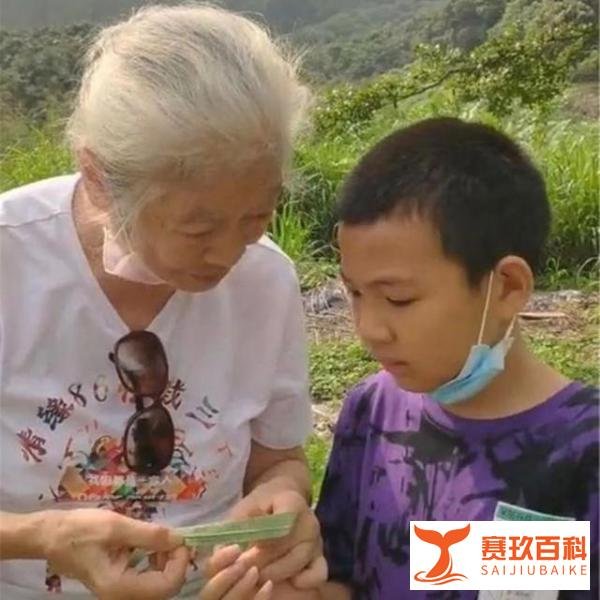 郭威亲姥姥出镜，教孩子认字，告知家庭的别样生活
