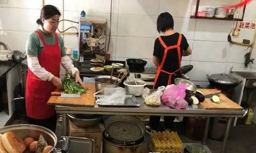湖南一女子在路边乞讨6元早餐费半小时收300,捐钱的大多数是什么人?