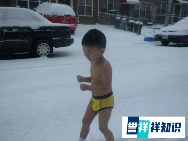 3岁被逼雪地里裸跑的那个男孩，如今11岁读完了大专
