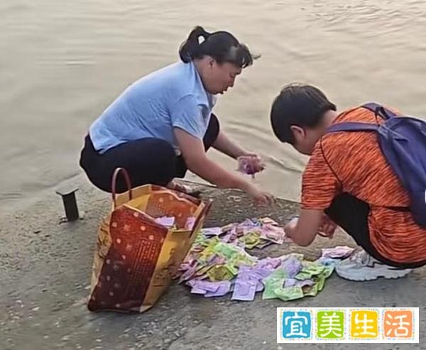 有人江边放生鱼豆腐?水务局回应:当地的传统,之后会加强管理!