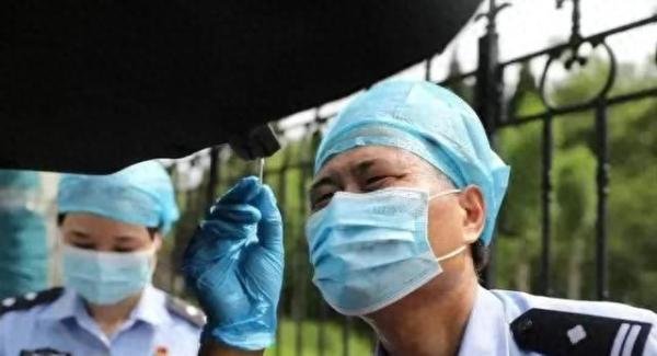 内蒙古一男子在房内自缢身亡，警方调查：其曾与人持刀杀死2人、重伤4人后逃亡32年