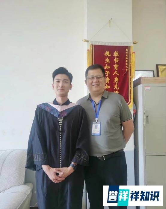 9位老师1位学生的毕业照，全班只有一位学生是怎样的体验？