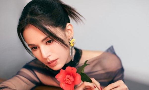李若彤穿一字肩连衣裙惊艳亮相,气质优雅又高级,太惊艳了