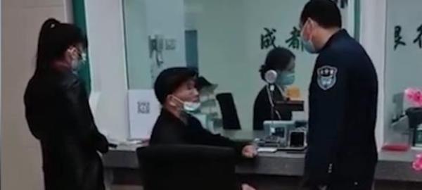 老人回应持身份证取钱还要手机认证 这是咋情况?