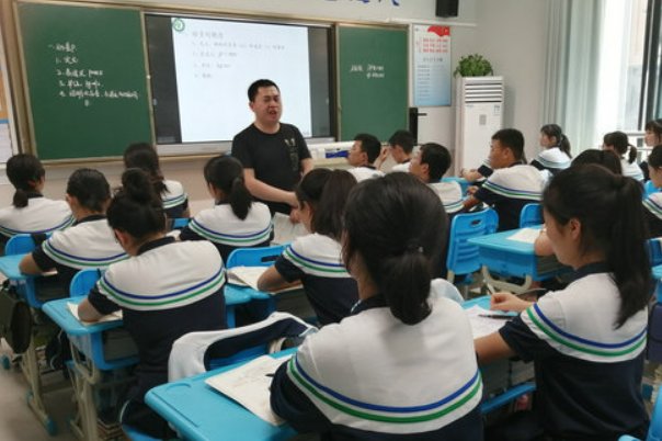 大笔一挥是褒义还是贬义