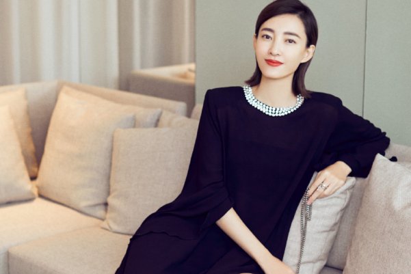 34岁王丽坤被爆闪婚，老公竟不是林更新，他到底是谁？