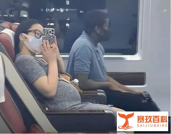 周周在西非报平安,否认老公一夫多妻,网友:别带黑孩子回国就行