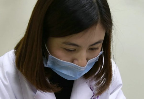 上海一女子割完双眼皮后小区被封,医生是如何来给其拆线的?