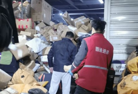 河北20名快递小哥翻4万件快递找救命药,最终的结果如何?