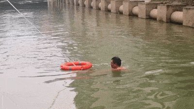 河道惊现大量现金,路人争相打捞,这是怎么一回事?