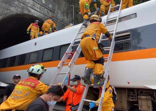 台铁脱轨企业负责人:我人生完了,这起事故到底是天灾还是人祸?