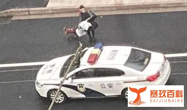 一个红色电话亭里的女人