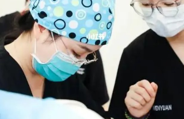 上海一女子割完双眼皮后小区被封，医生是如何来给其拆线的？