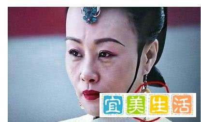 《如懿传》九个穿帮镜头：霍建华剧中用抽纸，舒贵人偷偷玩手机