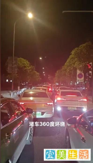 成都高温限电,深夜12点,网约车司机排队抢充电桩