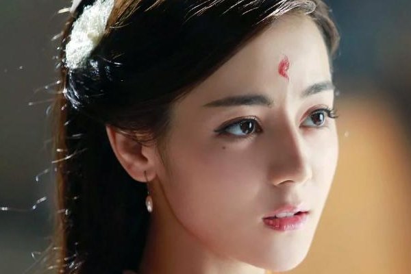 在《驭鲛记之与君初相识》这部剧中,迪丽热巴在其中饰演什么样的角色?