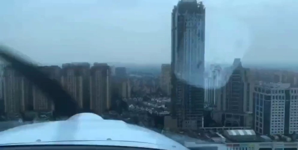 飞机低空穿越城区，2家涉事公司被罚，该公司违反了什么规定