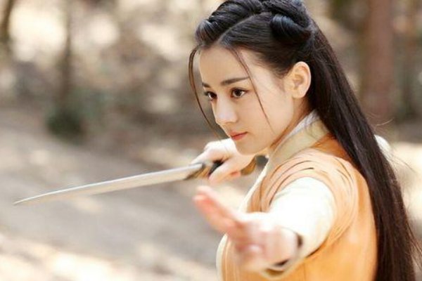 在《驭鲛记之与君初相识》这部剧中,迪丽热巴在其中饰演什么样的角色?