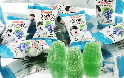 超市用糖果找零,大妈攒够糖果付款,你如何看待这位大妈的举动?