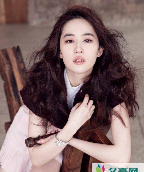 刘亦菲加入美国国籍的经过 小时候被离异妈妈一起带去美国的原因
