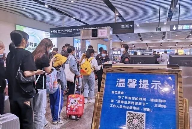 你如何看待长沙地铁不再查验疫苗接种情况这件事呢？