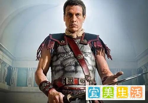 重温大尺度的《斯巴达克斯》，才看懂克拉苏为什么要杀死爱姬克芮
