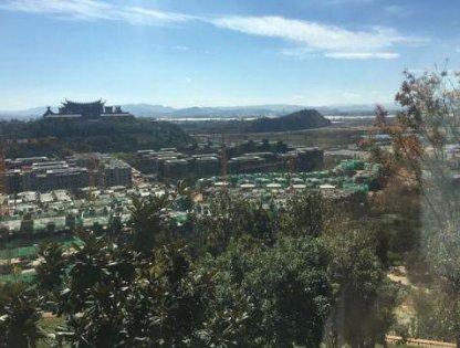 云南滇池南岸别墅密布成水泥森林，这里存在哪些违规问题？