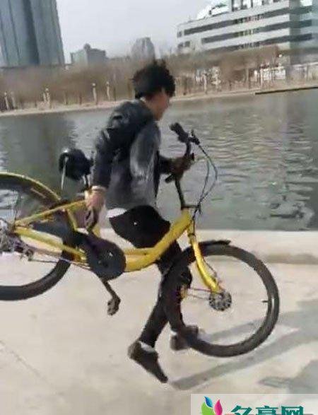 小伙为博眼球无下限 扔共享单车惹众怒