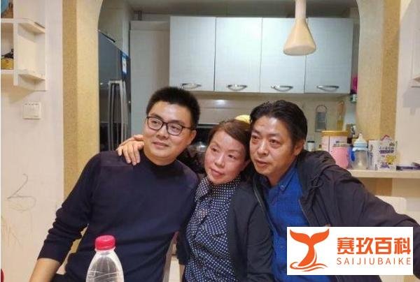 郭威亲姥姥出镜，教孩子认字，告知家庭的别样生活