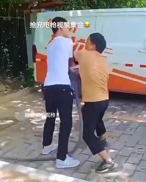 几十辆电车抢一个充电桩引热议；曝iPhone SE要用灵动岛