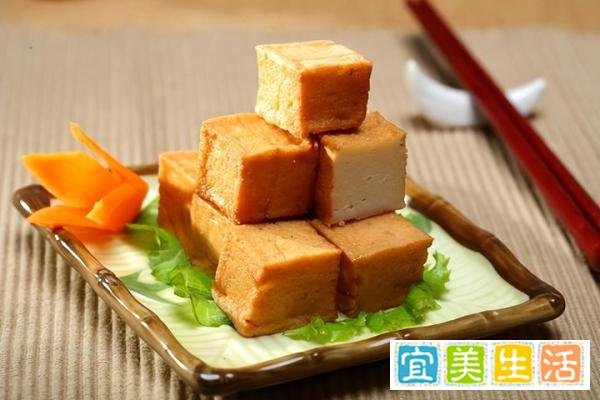 有人江边放生鱼豆腐?水务局回应:当地的传统,之后会加强管理!