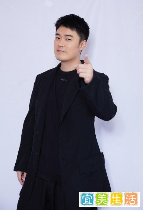 周杰伦微博刮胡子晒自拍，网友：这是穿越了？